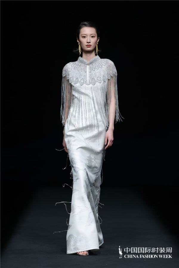 瓅锦LI JIN「驰观」大秀耀目中国国际时装周：纱罗织锦织就时尚新生 