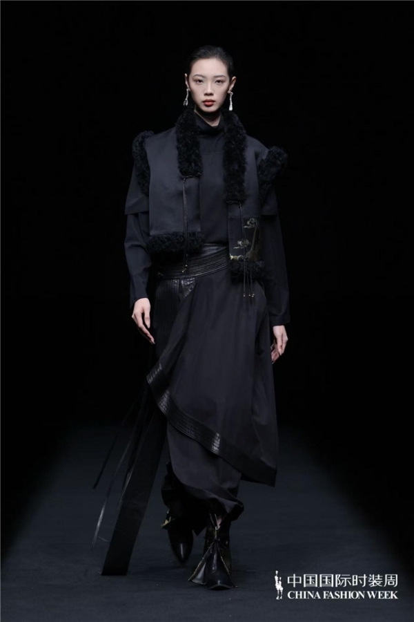 瓅锦LI JIN「驰观」大秀耀目中国国际时装周：纱罗织锦织就时尚新生 