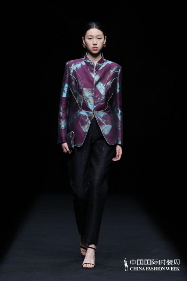 瓅锦LI JIN「驰观」大秀耀目中国国际时装周：纱罗织锦织就时尚新生 