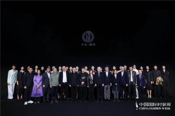 瓅锦LI JIN「驰观」大秀耀目中国国际时装周：纱罗织锦织就时尚新生 