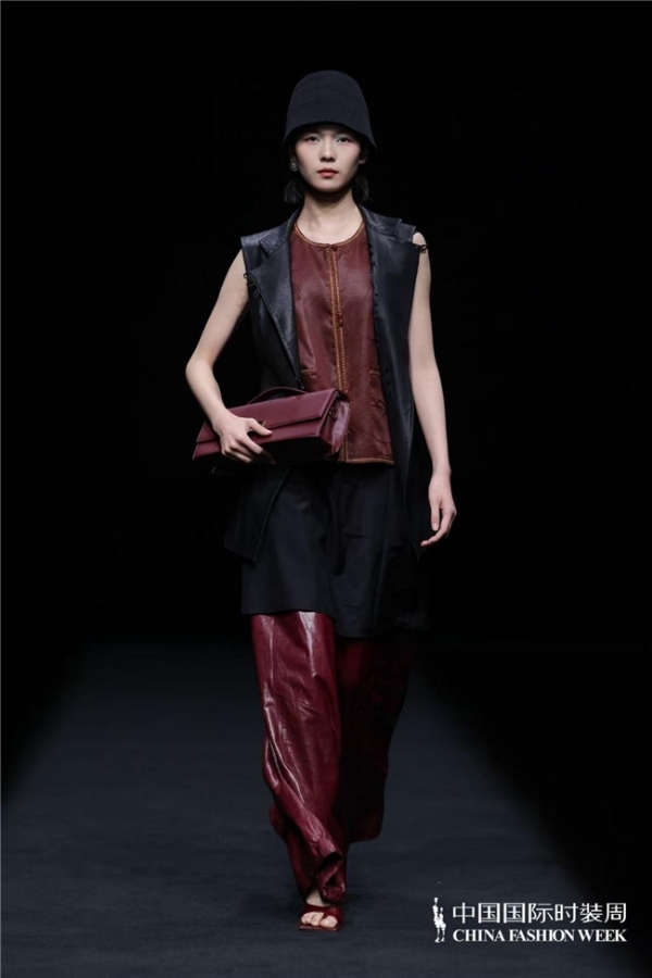 瓅锦LI JIN「驰观」大秀耀目中国国际时装周：纱罗织锦织就时尚新生 