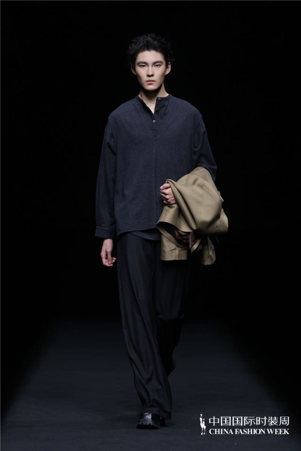 瓅锦LI JIN「驰观」大秀耀目中国国际时装周：纱罗织锦织就时尚新生 