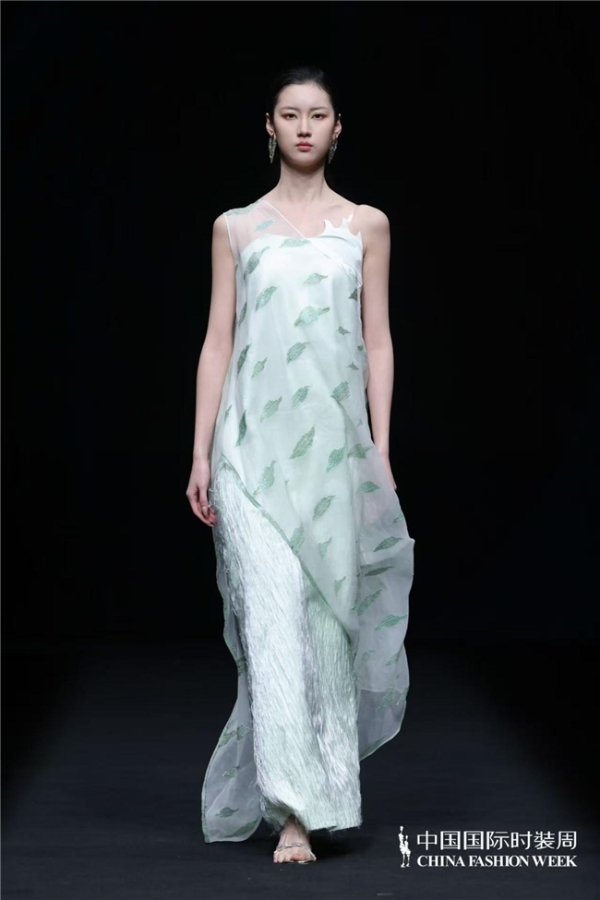 瓅锦LI JIN「驰观」大秀耀目中国国际时装周：纱罗织锦织就时尚新生 