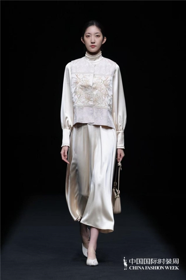 瓅锦LI JIN「驰观」大秀耀目中国国际时装周：纱罗织锦织就时尚新生 