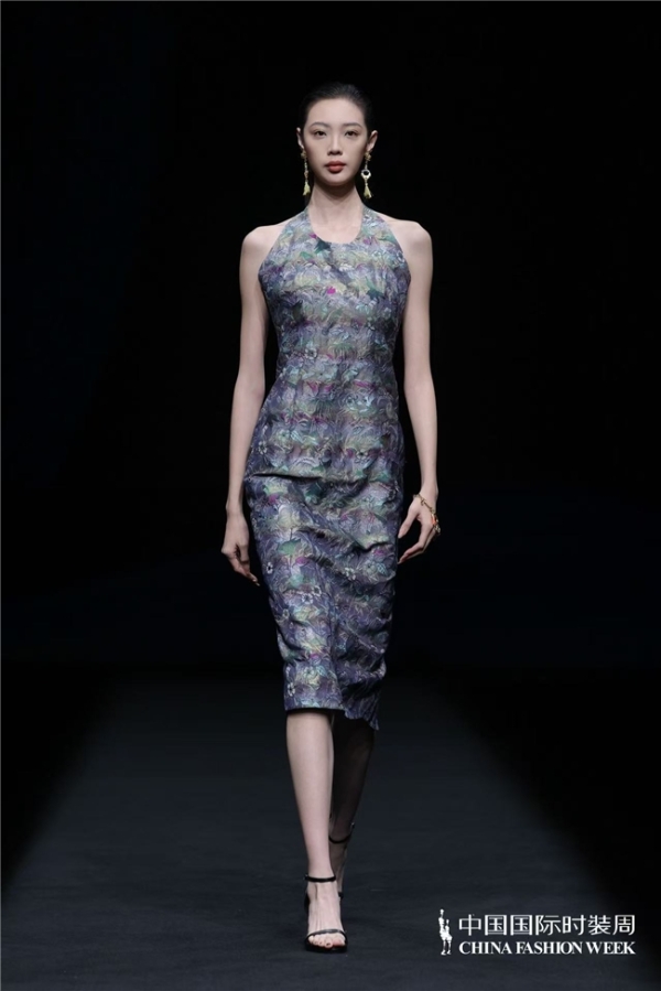 瓅锦LI JIN「驰观」大秀耀目中国国际时装周：纱罗织锦织就时尚新生 