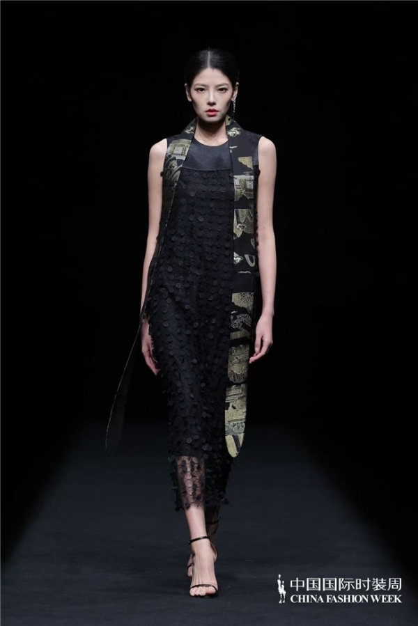 瓅锦LI JIN「驰观」大秀耀目中国国际时装周：纱罗织锦织就时尚新生 