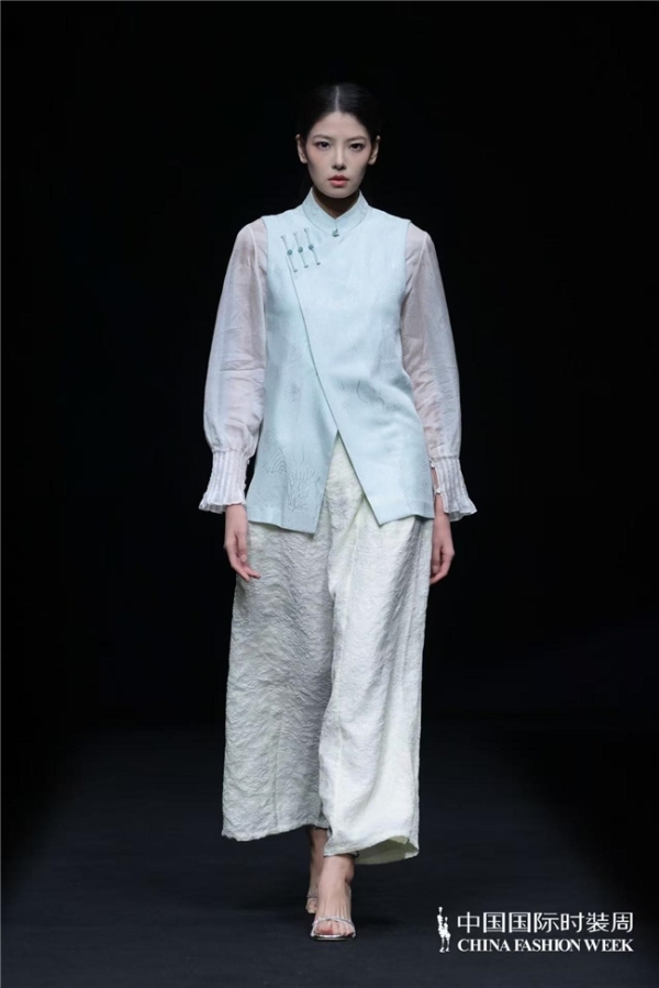 瓅锦LI JIN「驰观」大秀耀目中国国际时装周：纱罗织锦织就时尚新生 