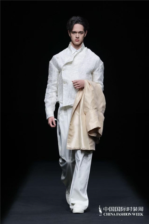 瓅锦LI JIN「驰观」大秀耀目中国国际时装周：纱罗织锦织就时尚新生 