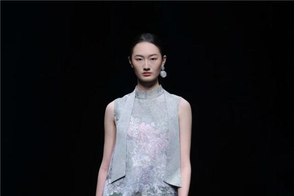 瓅锦LI JIN「驰观」大秀耀目中国国际时装周：纱罗织锦织就时尚新生 