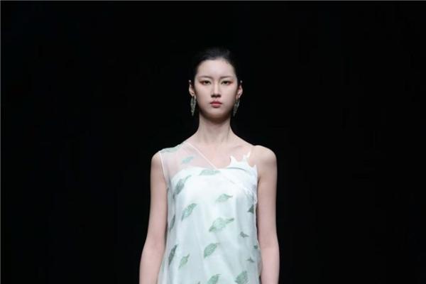 瓅锦LI JIN「驰观」大秀耀目中国国际时装周：纱罗织锦织就时尚新生 