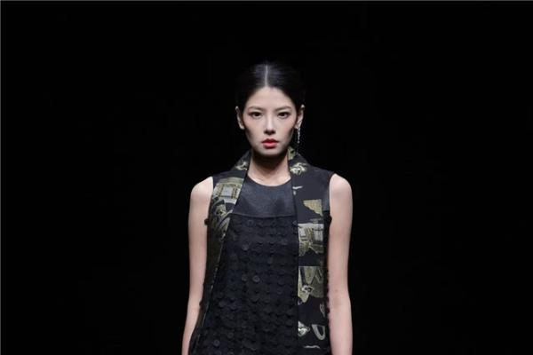 瓅锦LI JIN「驰观」大秀耀目中国国际时装周：纱罗织锦织就时尚新生 