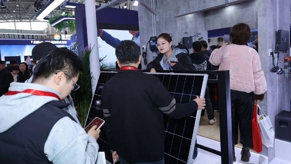 昱能昱电宝×隆基绿能：极致协同，打造成套阳台光伏最优解 