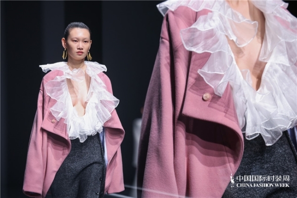 探寻内在力量：乙乙国际以时装解构“规则下的自我”