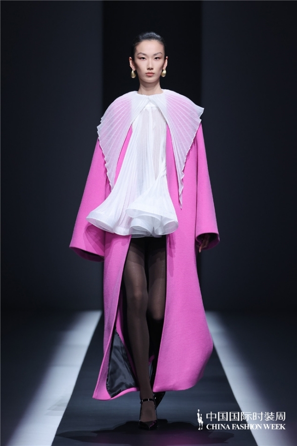 探寻内在力量：乙乙国际以时装解构“规则下的自我”