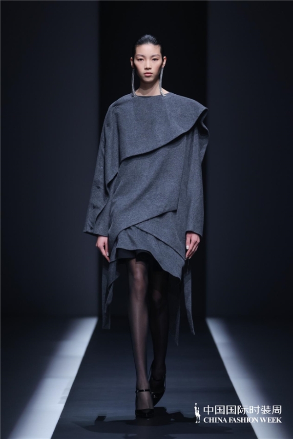 探寻内在力量：乙乙国际以时装解构“规则下的自我”