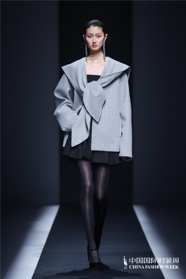 探寻内在力量：乙乙国际以时装解构“规则下的自我”