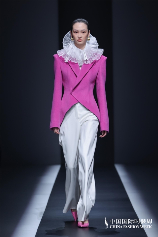 探寻内在力量：乙乙国际以时装解构“规则下的自我”