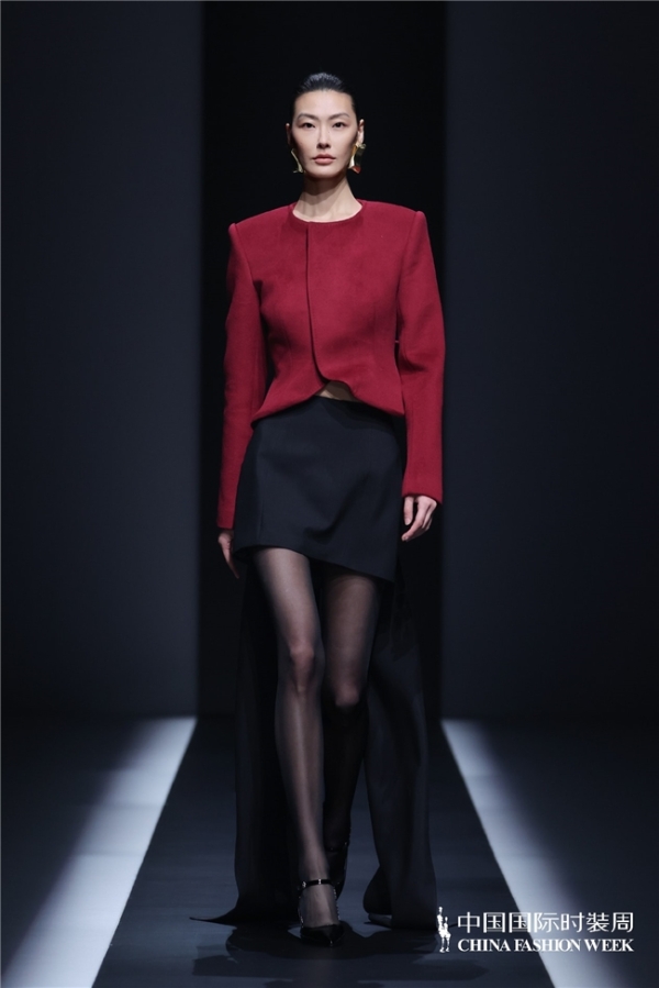 探寻内在力量：乙乙国际以时装解构“规则下的自我”