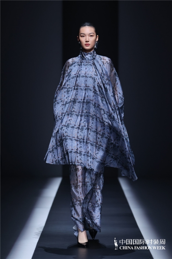 探寻内在力量：乙乙国际以时装解构“规则下的自我”