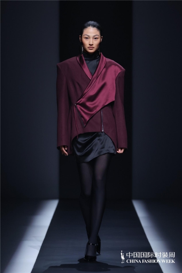 探寻内在力量：乙乙国际以时装解构“规则下的自我”