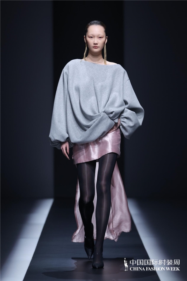 探寻内在力量：乙乙国际以时装解构“规则下的自我”