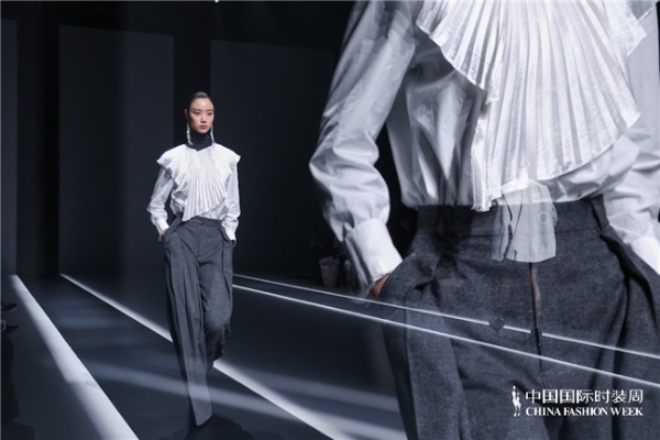 探寻内在力量：乙乙国际以时装解构“规则下的自我”