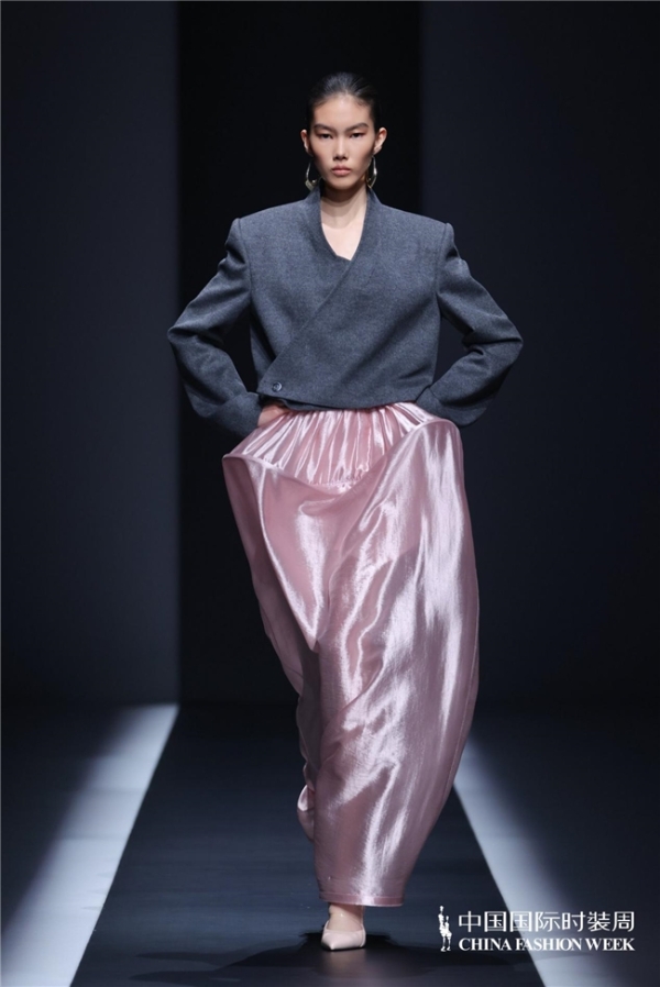 探寻内在力量：乙乙国际以时装解构“规则下的自我”