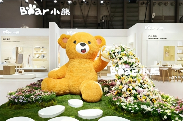 从AI产品系列到全场景布局：小熊电器AWE展示品质生活新范式
