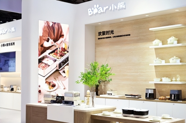 从AI产品系列到全场景布局：小熊电器AWE展示品质生活新范式