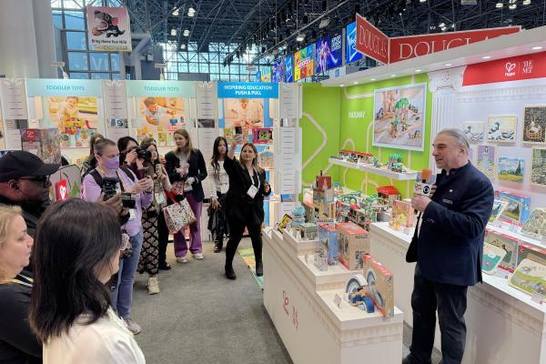 百廿年征程遇四十年匠心，Hape携大都会联名系列重磅亮相2026纽约玩具展 