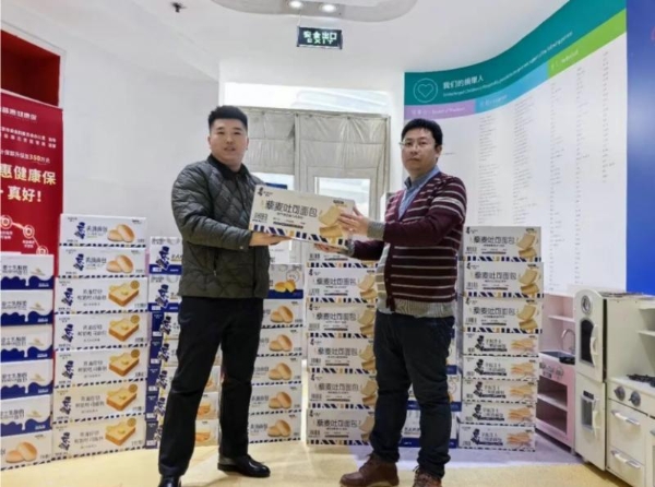 李亚鹏哽咽致谢八方援，豪士面包30万善款率先助力嫣然守护患儿 