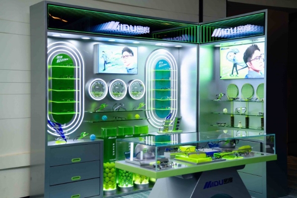 登中国第一高楼 创轻运动眼镜新标杆