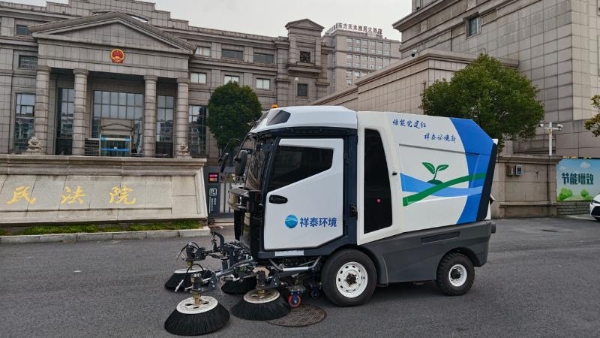 首台捷报|库萨科技无人清扫机器人集群化落地泰兴，共绘智慧城市 