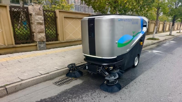 首台捷报|库萨科技无人清扫机器人集群化落地泰兴，共绘智慧城市 