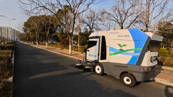 首台捷报|库萨科技无人清扫机器人集群化落地泰兴，共绘智慧城市 