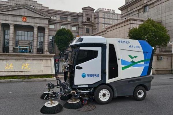 首台捷报|库萨科技无人清扫机器人集群化落地泰兴，共绘智慧城市 