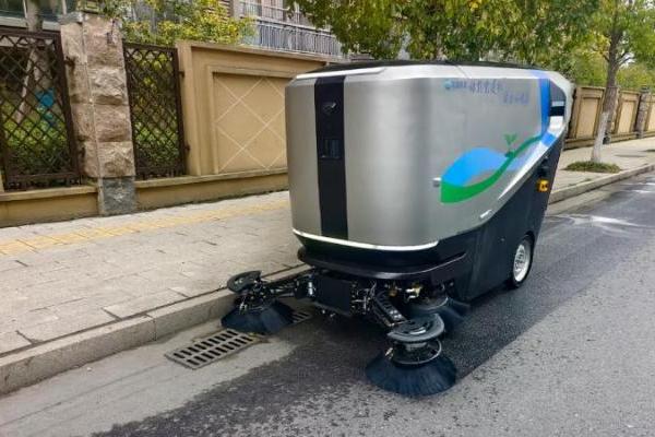 首台捷报|库萨科技无人清扫机器人集群化落地泰兴，共绘智慧城市 