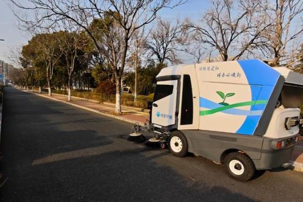 首台捷报|库萨科技无人清扫机器人集群化落地泰兴，共绘智慧城市 