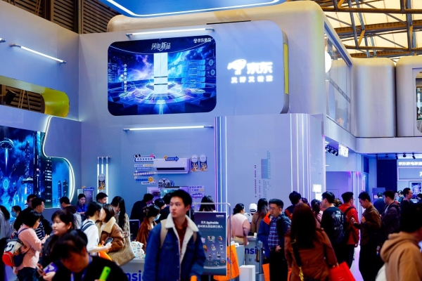 京东AWE首发美的新品“小冰狗”冰箱 以场景化创新升级家庭原鲜体验