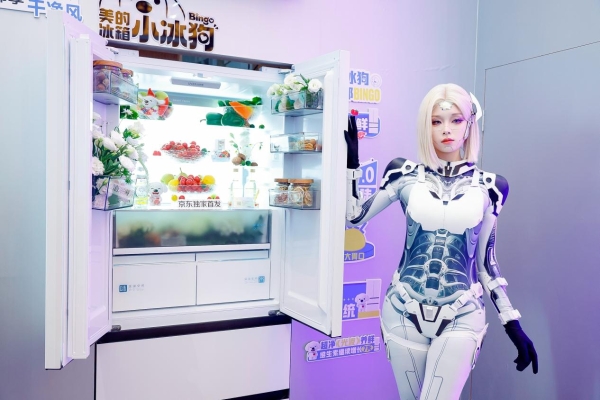京东AWE首发美的新品“小冰狗”冰箱 以场景化创新升级家庭原鲜体验