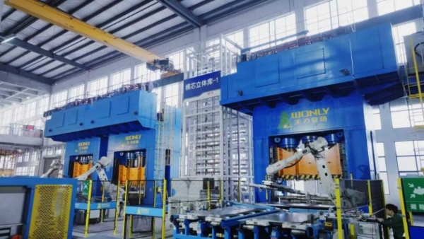 走进行业唯一国家级5G工厂，看一块钢板如何变成智能门 