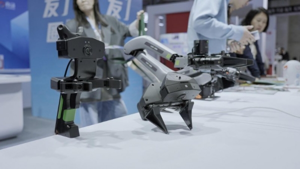 UMI领军企业鹿明AWE2026发布FastUMI Ego：全球首款无需建图的第一人称数采方案