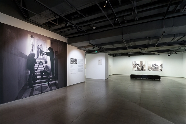 中比建交55周年 富士胶片影像空间呈现《Max Pinckers：视角之间》 