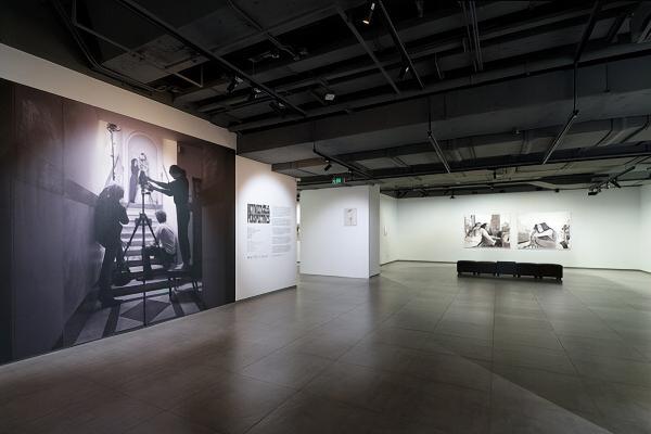 中比建交55周年 富士胶片影像空间呈现《Max Pinckers：视角之间》 