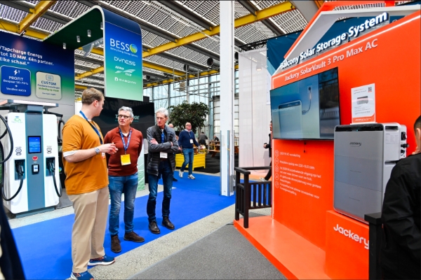 从家庭阳台，到世界舞台丨华宝新能全新庭院阳台光储正式开售，以“星星之火”定义全球消费光储新纪元 