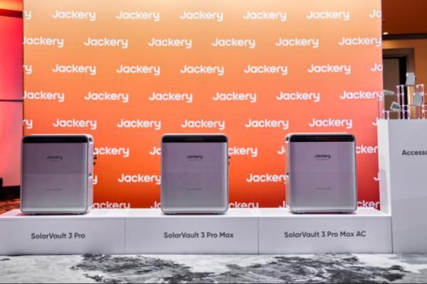 从家庭阳台，到世界舞台丨华宝新能全新庭院阳台光储正式开售，以“星星之火”定义全球消费光储新纪元 