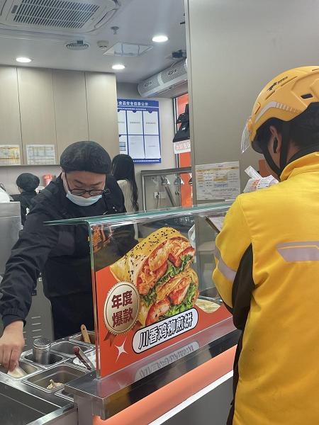 从成都美食江湖跑出的“黑马”：掌门土豆，凭什么让年轻人排队买单？ 