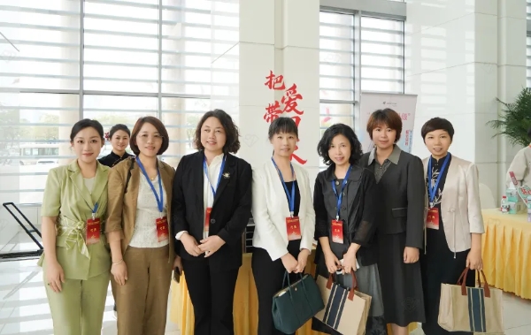 慕尚未来CEO易晓霞女士以寮步镇代表出席市妇女代表大会 