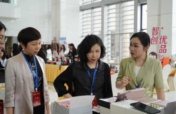 慕尚未来CEO易晓霞女士以寮步镇代表出席市妇女代表大会 