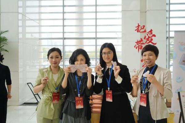 慕尚未来CEO易晓霞女士以寮步镇代表出席市妇女代表大会 